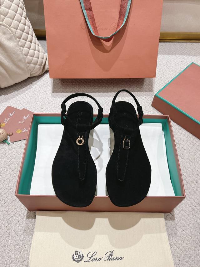 高版本Lp新品发售Loro Piana 官网同款同款拖采用 Wish 羊京面料制作！舒适高级感拉满！鞋面：采用优质特级羊绒内里：羊皮垫脚羊绒，垫脚丝绸羊皮大底：