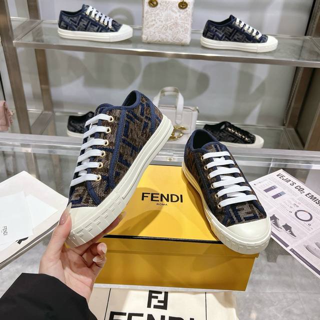 Fendi 芬迪 最新款情侣帆布鞋！ 面料 : 原版定制进口提花帆布材质 内里 : 进口帆布材质 鞋底 : 原版开模防滑Tpu大底 底厚 ：2.5Cm Size