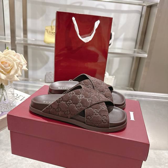 Gucci 古奇25夏季新品！男女同款防滑沙滩凉鞋拖鞋！Gg标志源自档案中的菱形设计，自20世纪70年代以来，它已成为品牌的标志性符号。压纹Gg牛皮为这双平底凉