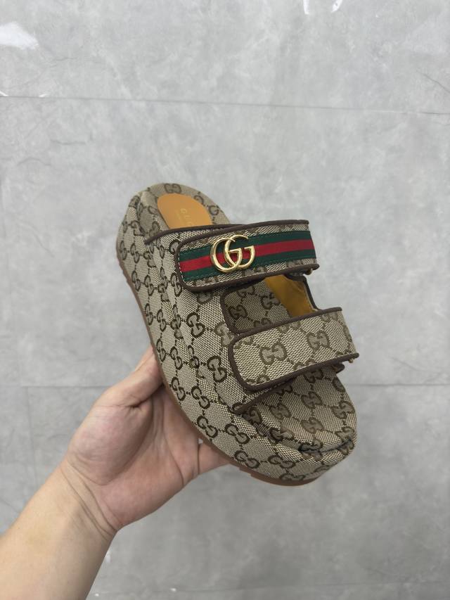 女士 Gg 厚底系带拖鞋 Gucci 古奇女士签名鞋凸显引人注目的主题。通体提花设计带有几何 Gg 图案，饰有创始人姓名首字母。这款厚底凉鞋采用黑色Gg帆布材质