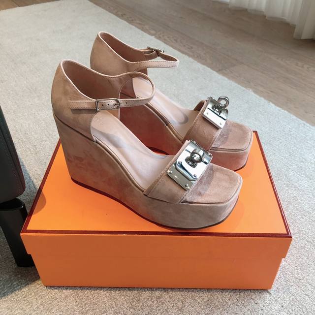 Hermes 爱马仕 新款Kelly+爆款系列！版型超正，有一定厚度增高显腿长！透体透气舒适的进口牛皮春夏拼色兼具颜值舒适度的单品！渠道货源 码数Size： 3
