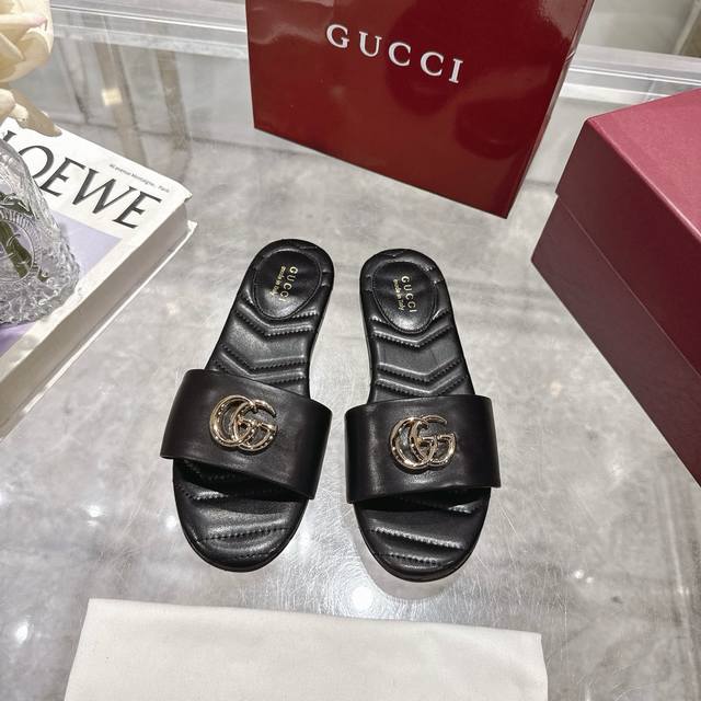 Gucci 古奇Doube G女士沙滩凉拖鞋这款凉鞋由浅金色马头细节定义，采用Gg帆布制作，将精致的材料与传承主题相结合，为温暖天气的套装增添精致触感。兰色Gg