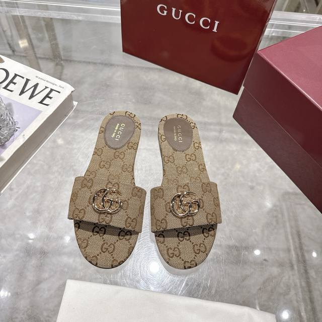 Gucci 古奇女士沙滩凉拖鞋这款凉鞋由浅金色马头细节定义，采用Gg帆布制作，将精致的材料与传承主题相结合，为温暖天气的套装增添精致触感。兰色Gg帆布Gg金典标