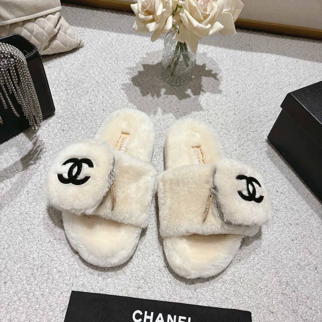 Chanel 香奈儿新款羊毛懒人拖鞋！懒人必备穿了会上瘾的拖鞋巨软巨舒服 让你摆脱一切的束缚感垫脚脚床很贴合脚底 穿着非常舒服是肉眼可见的舒适感 暴走一天无压力