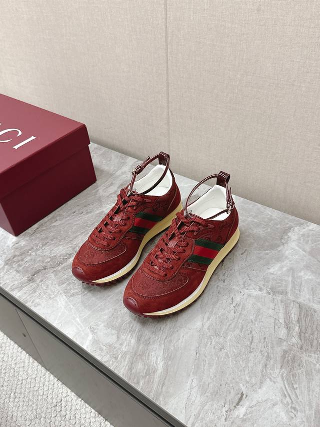 Gucci古驰2025最新春夏走秀款 运动鞋 阿甘鞋 超火的25秀款单品 出镜率超高 好多明星网红种草 经典的鞋型设计采用创新缝线工艺打造如水般的流动质感 上脚