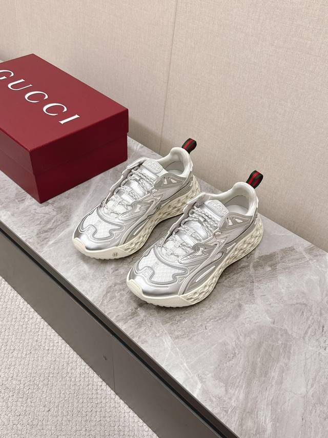 Gucci古驰最新Cub3D系列 运动鞋 超多明星时尚博主种草 这款鞋巧妙结合了创新材质与精致构型 鞋面采用可持续材料Demetra与网眼面料 细节之处经由高频