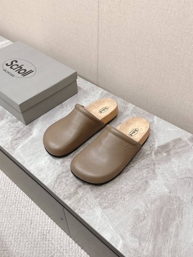 男装10 Balenciaga巴黎世家 X Scholl联名款木塞底勃肯情侣款拖鞋 凉鞋 以巴黎世家的设计才思融合 Scholl 的工艺专长，打造格外舒适的护足
