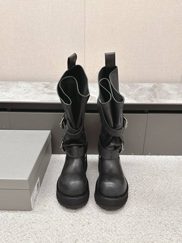 男20 Balenciaga巴黎世家25Fw毒液Venom情侣款高筒靴 中筒靴 请认准高版本 这款靴子在设计上独具匠心 以绑带与皮带元素作为亮点 不仅能将靴子稳