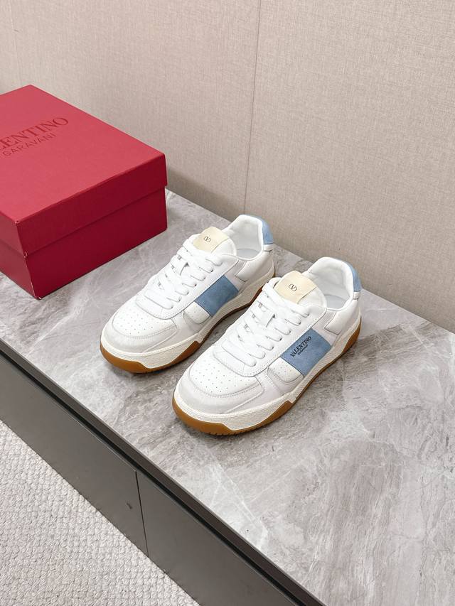 Valentino华伦天奴春夏最新款 休闲鞋 超多明星时尚博主种草 Valentino 品牌标志性Logo点缀运动鞋，配以皮革细节鞋舌处饰有标志性布标 鞋面头层