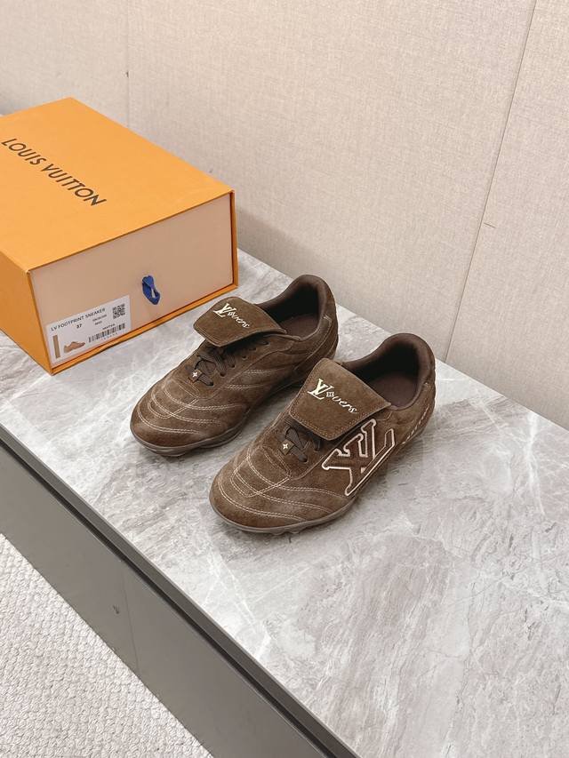 Lv路易威登最新Footprint系列 情侣款足球运动鞋原版购入开发 做货 这款 Footprint Soccer 运动鞋于2025春夏系列时装展中亮相，是Ph