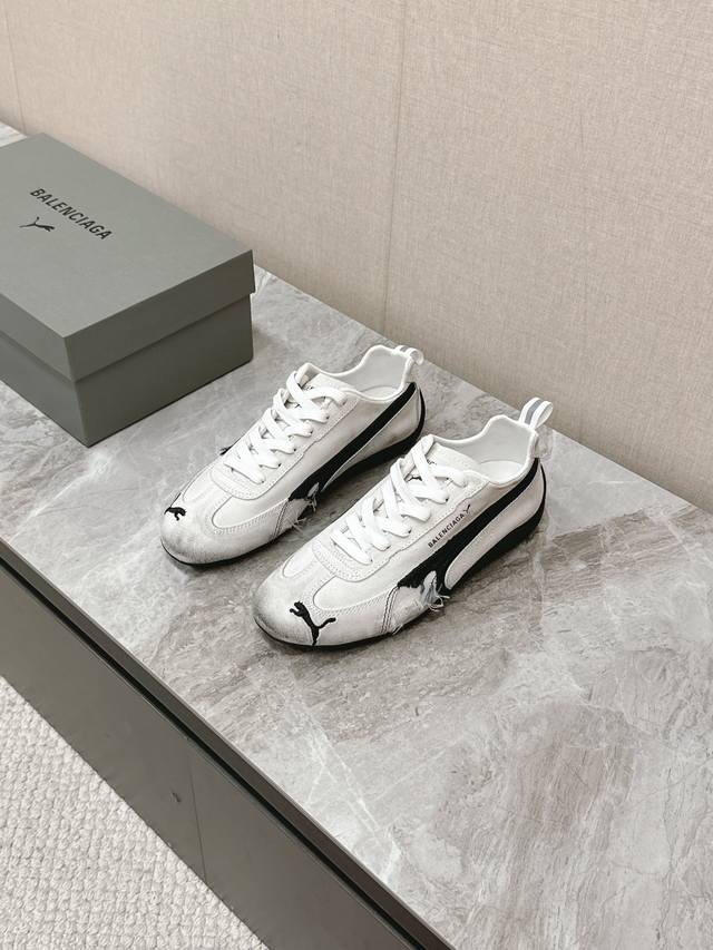 Balenciaga X Puma彪马最新联名款 德训鞋巴黎家秀场出镜率最高的单品 好多明星时尚博主种草 以彪马经典赛车鞋为原型 上巴家一贯的破坏工艺 这破烂不