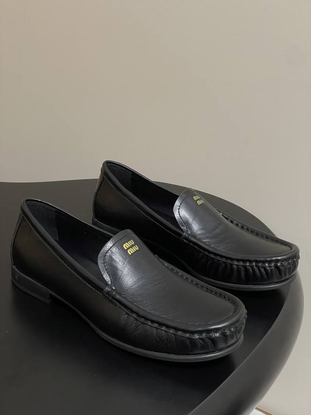 25Ss秋冬走秀新款Miu Miu 缪缪 圆头乐福鞋 简约老钱风平底单鞋这款布洛克鞋线条简约设计经典，饰以Miu Miu印字两处条纹细节。细节的设计在一众乐福鞋
