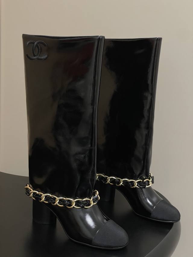 秋冬走秀新款Chanel 小香25B秋冬走秀款翻口大链条短靴 粗跟裤管靴标志性的大链条设计，把经典玩出花！粗旷却不失精致的金属链条环绕靴筒，在硬朗与柔美间达到精
