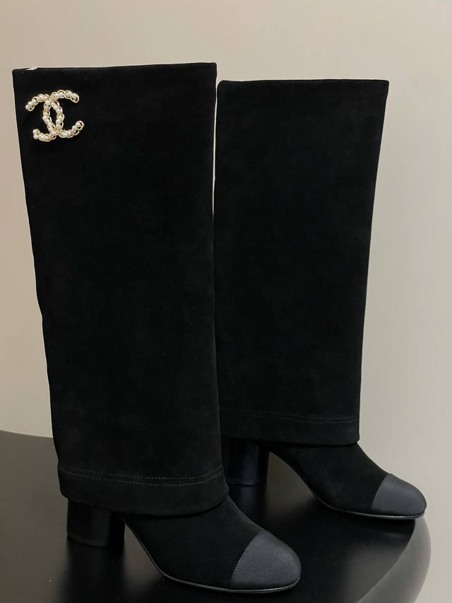 早秋新款Chanel 小香25B秋冬走秀款翻口珍珠双C扣长靴 粗跟裤管靴标志性的双C扣设计，把经典玩出花！粗旷却不失精致的金属链条环绕靴筒，在硬朗与柔美间达到精