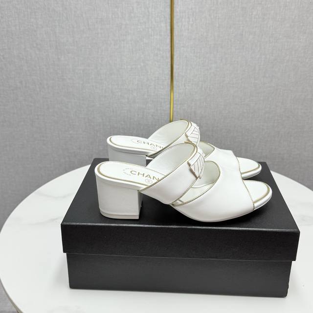 厂价 Chane* ｜小香25A春夏新品双C蝴蝶结粗跟拖鞋经典双C标志与精致蝴蝶结巧妙融合彰显品牌的独特品味与时尚态度。粗跟设计不仅提供了稳定的支撑还增添了一份
