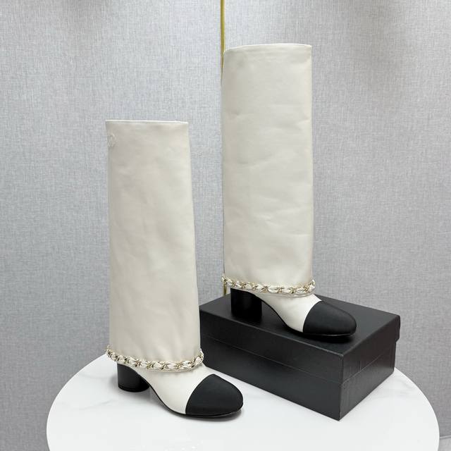 厂价 Chane*｜小香25K秋冬新品大链条拼色粗跟裤管靴标志性的大链条设计，把经典玩出花！粗旷却不失精致的金属链条环绕靴筒在硬朗与柔美间达到精妙平衡碰撞出极具