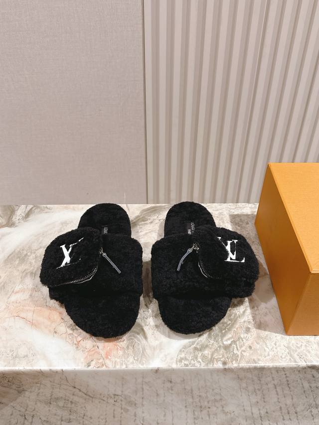Lv 25早秋新款 经典羊毛毛拖，上脚依然让我心甘情愿剁手入，购入手才会知道它的时髦，人气爆款必须得有它排名，各种博主、网红范搭配尽显眼前，超级推荐款！双层加厚
