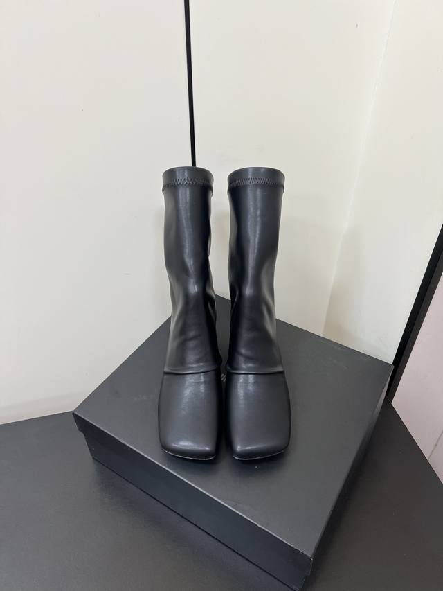 Umawang来袭！复古弹力靴 专柜一上全部断货难买程度堪比Guidi稀有，超级软上脚超级舒服，还特别减龄，浓浓的芭蕾舞艺术气息，仙气十足强推Uma Wang