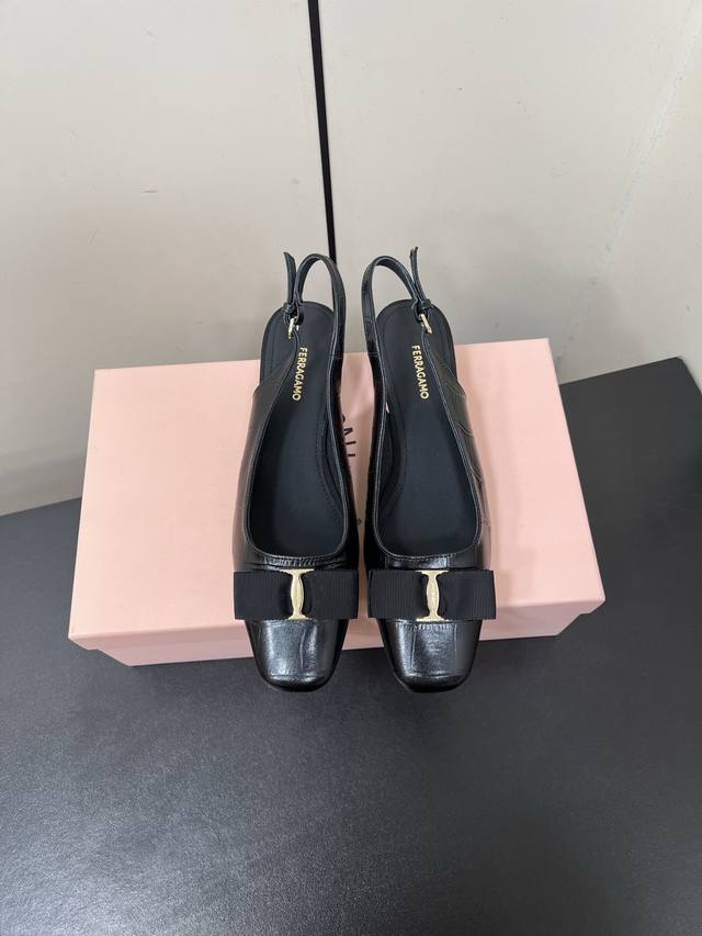 Ferragamo 菲拉格慕25Aw早春新品 蝴蝶结粗跟后空凉鞋时尚百搭 居家 逛街 旅行必备款 脚就能感受到小羊皮那柔软细腻的触感鞋子轻盈Q弹，透气吸汗大方头