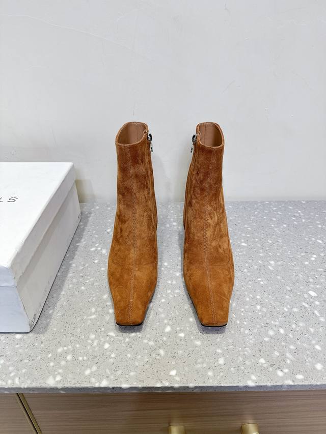 Stella Mccartney 斯特拉麦卡托尼 来自英国的奢侈品牌。品牌的设计风格主要以英式摇滚和甜蜜浪漫为主，展现出女性独有的优雅和魅力，鞋面将防水布和牛反