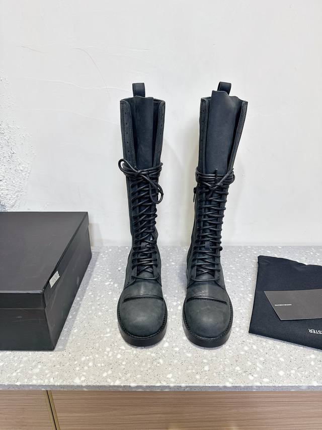 Ann Demeulemeester 小众潮牌 25Ss秋冬新款 绑带靴 长靴该系列将未加工的粗粝质感与细腻的脆弱美学创造性结合，在解构主义剪裁中塑造出兼具力量