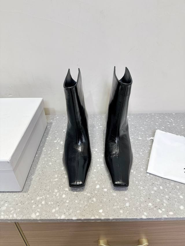 Khaite 小众潮牌 25Ss秋冬新款 高跟 尖头 短靴又A又飒不一定斩男，但一定斩女 鞋型纤细又时髦，微微的堆积感超显腿细 女神的百搭瘦腿靴，轻松穿出时尚大