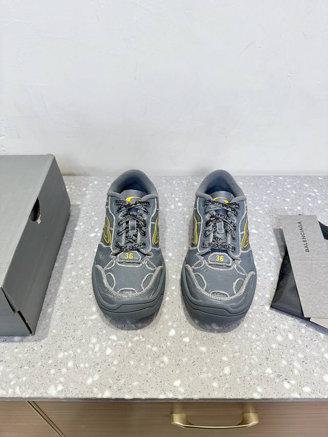 男码+10 Balenciaga巴黎世家 最新Hamptons系列 情侣款 破损 做旧 休闲 运动鞋 Hamptons Sneaker这款新鞋延续了创意总监De