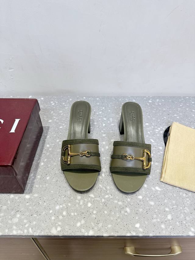 橡胶底 真皮底 Gucci 古奇 25Ss春夏新款 马衔扣 平底 拖鞋这款女士凉拖搭配饰经典马衔扣细节金色调配件，尽显别样魅力。采用精致绒面材质打造，设计融合传