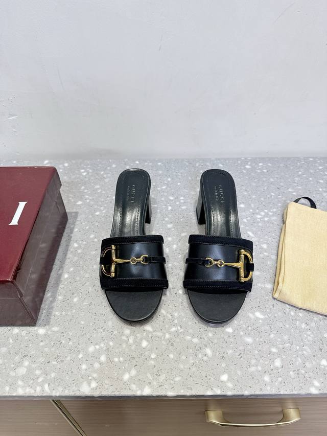 橡胶底 真皮底 Gucci 古奇 25Ss春夏新款 马衔扣 高跟 拖鞋这款女士凉拖搭配饰经典马衔扣细节金色调配件，尽显别样魅力。采用精致绒面材质打造，设计融合传