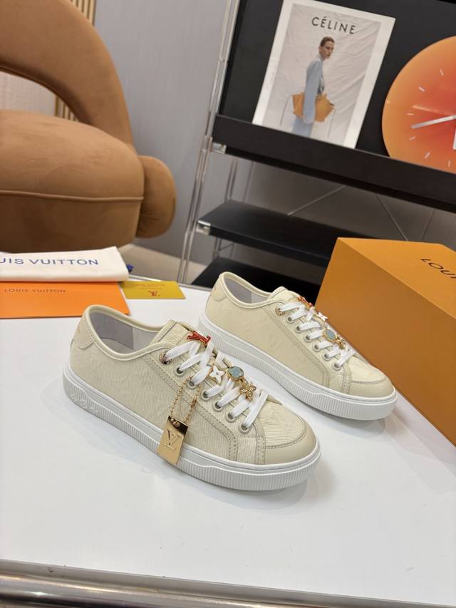 Lv情侣滑板鞋｜经典永不过时，甜蜜也要高级感！** 豪华装饰扣，彰显顶级奢华！ **提花面料+牛皮拼接** 质感拉满，细节处处彰显大牌格调 **Lv经典老花Lo