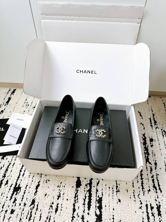 飞机盒+10**Chanel 25 A 新款乐福鞋｜代购级专柜品质，经典永不过时！** 每年必入的经典款来啦！香奈儿25 A新款乐福鞋，极简设计却自带高级感，轻