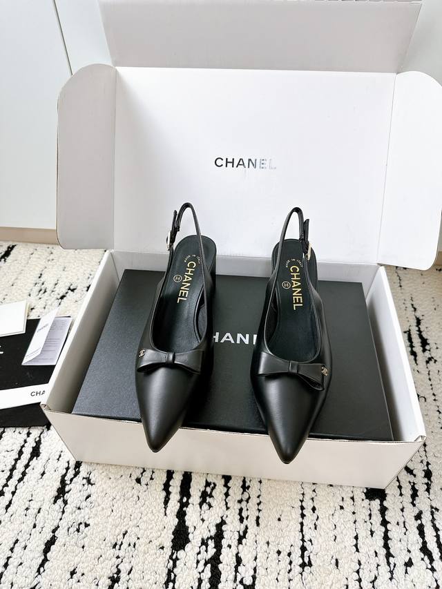 飞机盒+10 **Chanel香奈儿25 A新款尖头后空鞋｜代购级专柜品质，经典永不过时！** ** 每年必入的经典款**，2025新款尖头后空设计，优雅与时尚