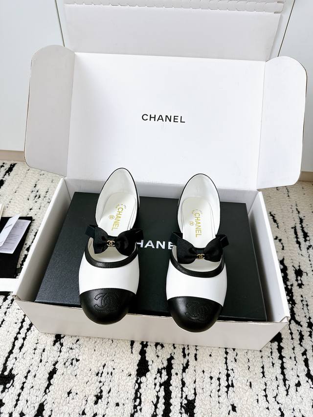 飞机盒+10**Chanel香奈儿25 A新款圆头中空鞋｜代购级专柜品质，经典永不过时！** 每年必入的经典款来啦～这款圆头中空鞋，完美复刻专柜设计，材质全部按