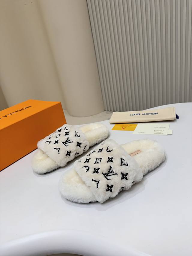 Lv羊毛拖鞋｜日子里的高级感，从足尖开始** 这双Lv羊毛拖鞋，把慵懒穿出奢华感！ **经典四叶草Logo** 滴胶工艺细节满分，低调中透出品牌的高级基因 **