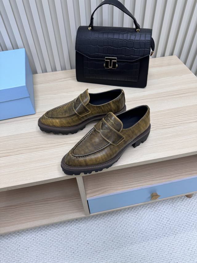 Prada 普拉达 25 最新尖头乐福鞋 时尚与品质交织这次的情侣款乐福鞋更是宝藏单品。鞋面甄选进口搽色牛皮，触感细腻，自带高级质感，光线下尽显低调奢华。内里是
