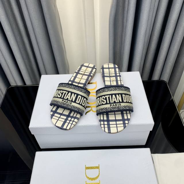Dior 25年春夏款复古刺绣拖鞋平底 ， 粗跟 今年就数它是最耀眼的单品，全粒面牛皮垫脚+ 意大利真皮大底，立体刺绣Logo，高密度刺绣工艺，针法细腻，公主范