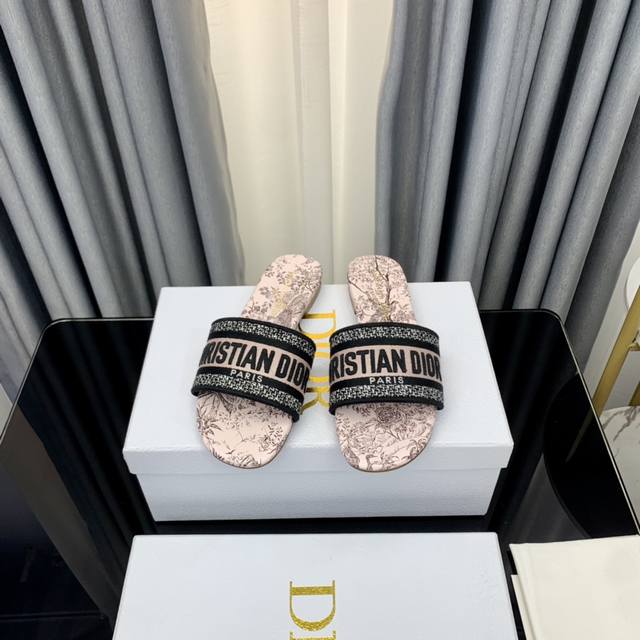 Dior 25年春夏款复古刺绣拖鞋平底 ， 粗跟 今年就数它是最耀眼的单品，全粒面牛皮垫脚+ 意大利真皮大底，立体刺绣Logo，高密度刺绣工艺，针法细腻，公主范