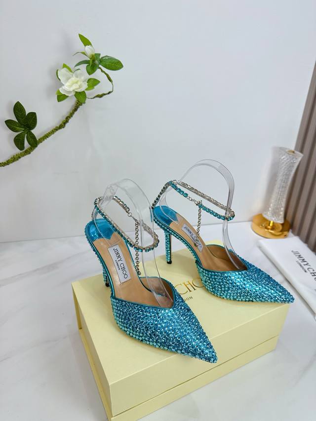 出厂 Jimmy Choo 吉米周 是一个非常全面之尊贵时尚生活品牌， 香港,美国等大时尚博主及明星的同款表带女士高跟，中跟，平跟后空凉鞋系列。 澳大利亚尖头