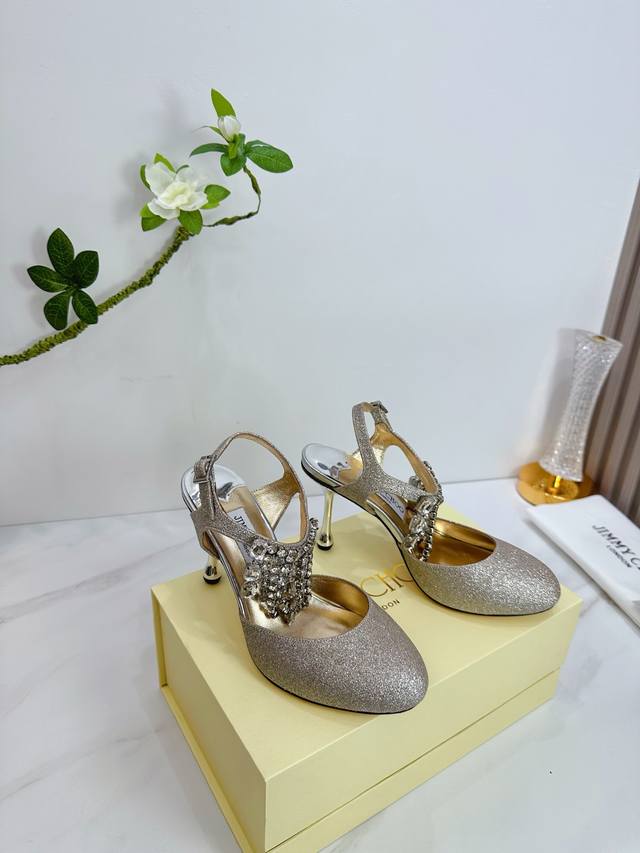 出厂 Jimmy Choo 吉米周 是一个非常全面之尊贵时尚生活品牌， 香港,美国等大时尚博主及明星的同款表带女士高跟，中跟，平跟后空凉鞋系列。 澳大利亚尖头