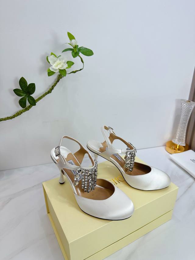 出厂 Jimmy Choo 吉米周 是一个非常全面之尊贵时尚生活品牌， 香港,美国等大时尚博主及明星的同款表带女士高跟，中跟，平跟后空凉鞋系列。 澳大利亚尖头