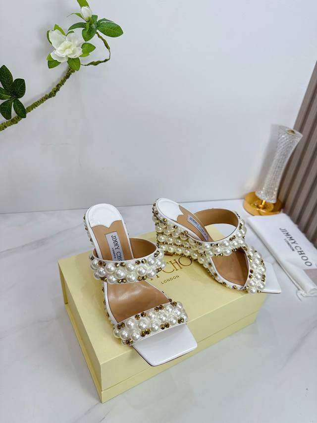 出厂 Jimmy Choo 吉米周 是一个非常全面之尊贵时尚生活品牌， 香港,美国等大时尚博主及明星的同款表带女士高跟，中跟，平跟后空凉鞋系列。 澳大利亚尖头