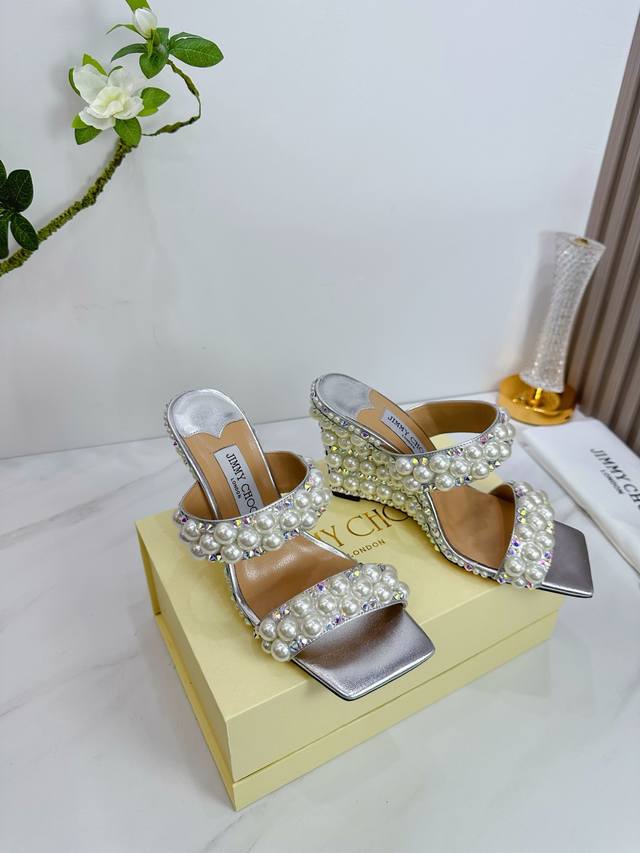 出厂 Jimmy Choo 吉米周 是一个非常全面之尊贵时尚生活品牌， 香港,美国等大时尚博主及明星的同款表带女士高跟，中跟，平跟后空凉鞋系列。 澳大利亚尖头