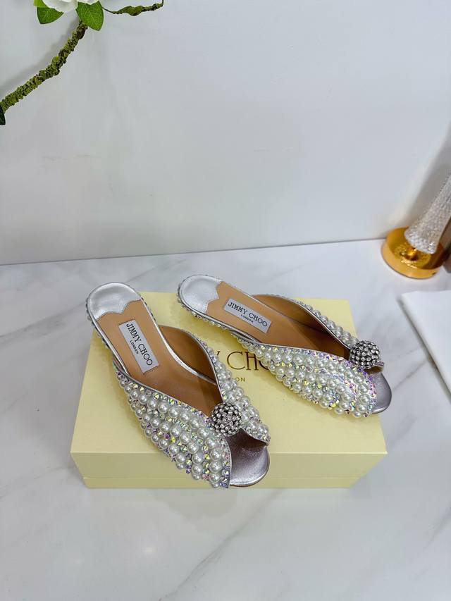 出厂 Jimmy Choo 吉米周 是一个非常全面之尊贵时尚生活品牌， 香港,美国等大时尚博主及明星的同款表带女士高跟，中跟，平跟后空凉鞋系列。 澳大利亚尖头