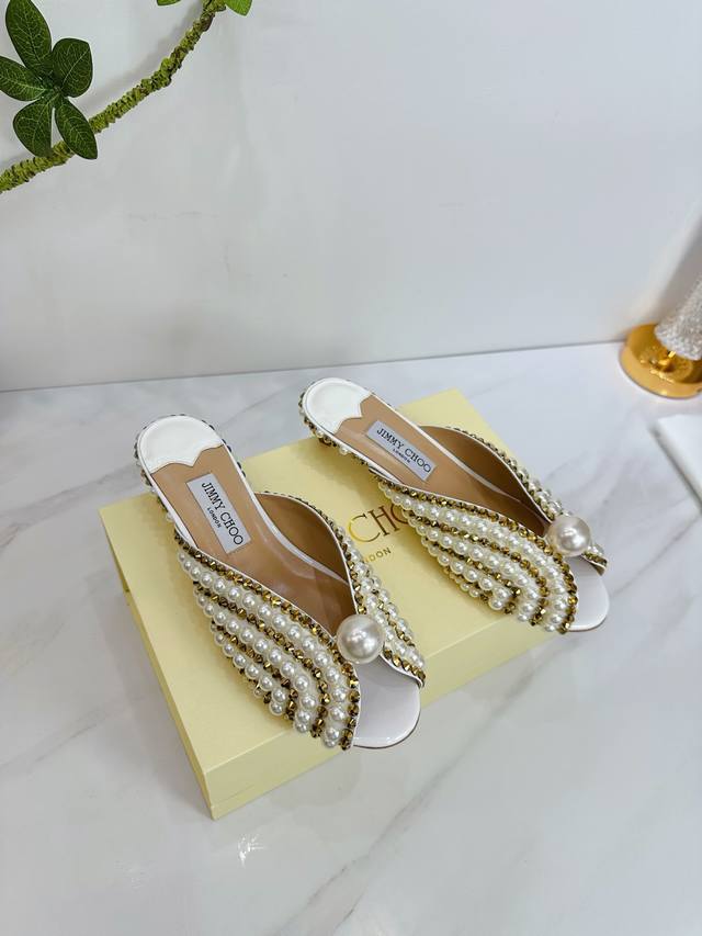 出厂 Jimmy Choo 吉米周 是一个非常全面之尊贵时尚生活品牌， 香港,美国等大时尚博主及明星的同款表带女士高跟，中跟，平跟后空凉鞋系列。 澳大利亚尖头