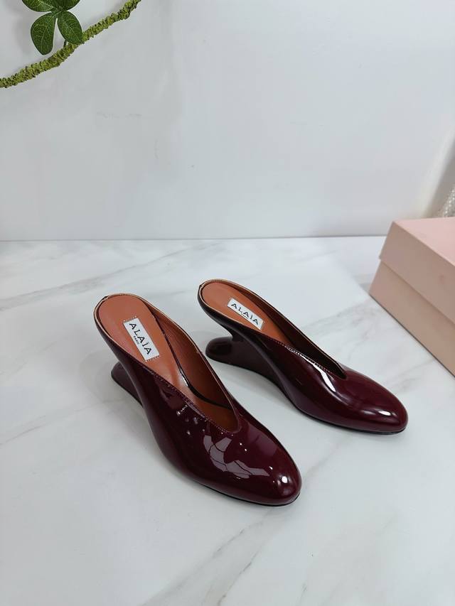 出厂 精致优雅的同时，还具有时髦感，穿上它休闲日常与与高级奢华驾驭自如，上脚真的太爱啦，太美了巨舒服★面料：漆皮内里：羊皮鞋底：原版原色橡胶大底优雅风格 创造不