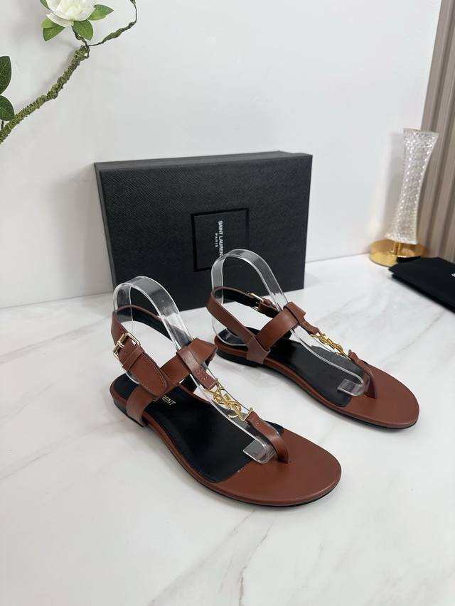 出厂 Saint Laurent 圣罗兰25Ss 超火的凉鞋 单鞋专柜同步上新 各大明星网红纷纷上脚 款式时髦百搭 简约又高级 把优雅做到极致 上脚女神范爆棚！