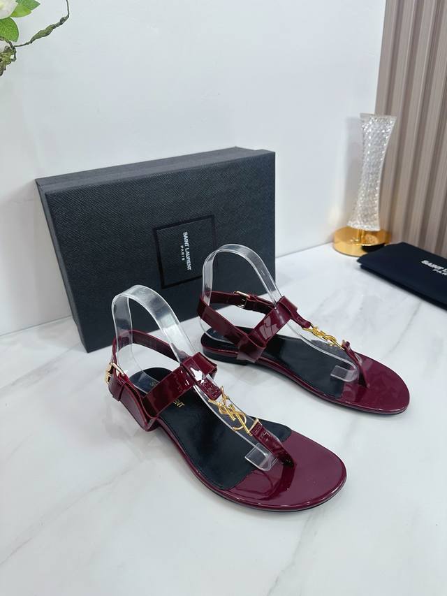 出厂 Saint Laurent 圣罗兰25Ss 超火的凉鞋 单鞋专柜同步上新 各大明星网红纷纷上脚 款式时髦百搭 简约又高级 把优雅做到极致 上脚女神范爆棚！