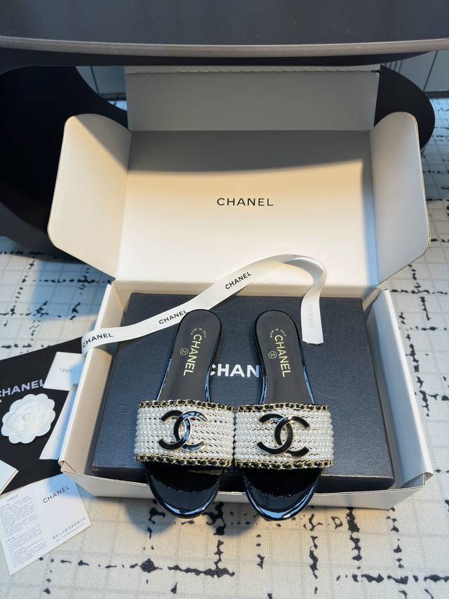 代购级Chane* 小香 25Ss 春夏新品度假 珍珠懒人拖鞋小香的一款全新设计 鞋面纯手工珍珠编织搭配双C五金装饰 简约百搭上脚超级美的 怎么看都超美鞋面：采