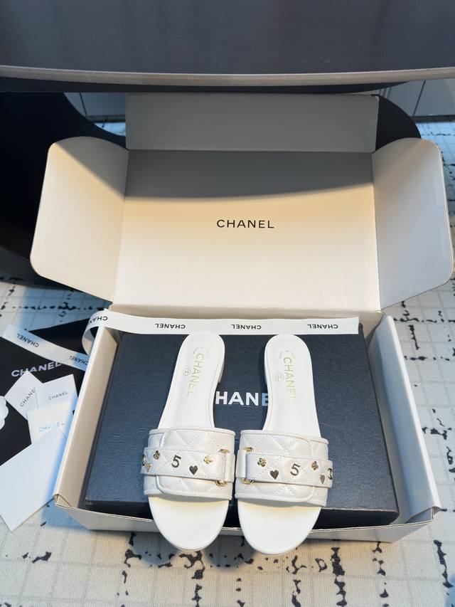 Chane* 小香25C金属字母凉拖鞋面标志性的菱格纹设计，带着香奈儿独有的优雅与精致，每一处走线都细腻工整，质感满满。金属扣点缀其中，不仅增加了细节感，还方便