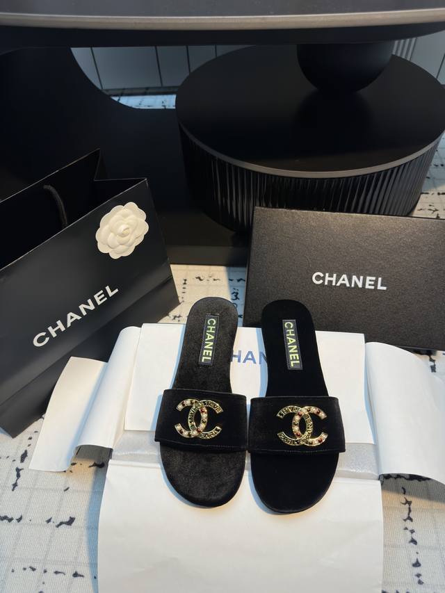 小香 25 2025 春夏新品 专柜经典款 小香一字带双C珠宝扣平底拖鞋系列上新 时尚圈的绝绝子 搭配将演绎着细致 极简 永不褪去的经典元素 展现与众不同的穿搭